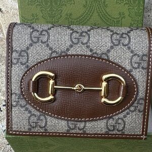 NWOT GUCCI 1955 Horsebit GG Supreme Canvas & Leather Compact Wallet (Brown/Gold)